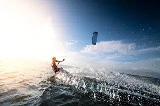 Kite i windsurfing – raj dla miłośników adrenaliny i wiatru