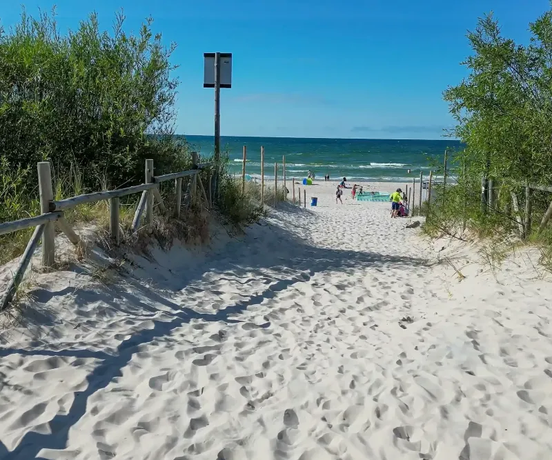 Wejście na plażę przy kampingu Fly Camp Łeba